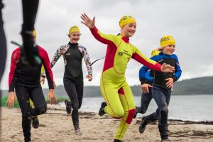 glade børn med våddragt til Ocean Rescue Camp på stranden i Hvide Sande